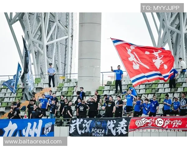 足球明星归队引发热议球迷期待新赛季精彩表现